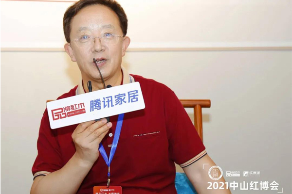 全聯藝術紅木家具專業(yè)委員會專家顧問、華南農業(yè)大學博士生導師李凱夫表達了對雅宋紅木六面好產品的高度認可